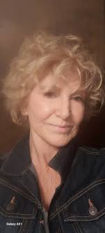 Are there women who resemble me with short curly hair?