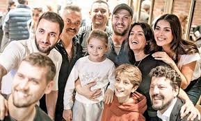 Her 3 ü beraber göl sınırındaki küçük bir evde sıradan bi şekilde yaşamlarını. 7 Kogustaki Mucize Filminin Oyunculari Seyircisi Ile Bulustu