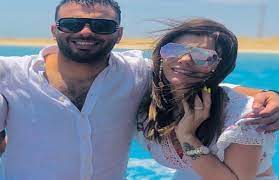 نفى عماد متعب، لاعب كرة القدم المعتزل والمحلل الرياضي الحالي، ما تم تداوله بشأن تنمر زوجته يارا نعوم، وعنصريتها تجاه إحدى العاملات في أحد فنادق الغردقة. Ø²ÙˆØ¬Ø© Ø¹Ù…Ø§Ø¯ Ù…ØªØ¹Ø¨ ØªØ±Ø¯ Ø¹Ù„Ù‰ Ø§Ù†ØªÙ‚Ø§Ø¯Ø§Øª Ø§Ù„Ø³ÙˆØ´ÙŠØ§Ù„ Ù…ÙŠØ¯ÙŠØ§ Ø¨Ø³Ø¨Ø¨ Ø§Ù„ØªÙ†Ù…Ø± Ø¹Ù„Ù‰ Ù…Ø±Ø¨ÙŠØ© Ø£Ø·ÙØ§Ù„ Ø¨ÙˆØ§Ø¨Ø© Ø§Ù„Ø£Ù‡Ø±Ø§Ù…