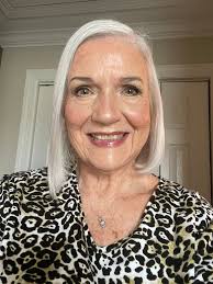 Welcoming new members to the group, discover the one-compact makeup system