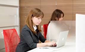 コワーキングスペースでちゃんと仕事する女性の無料写真素材 - ID.3932｜ぱくたそ