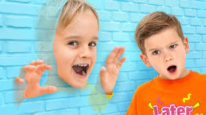 Chris anda de bicicleta esportiva de brinquedo e brinca com brinquedos