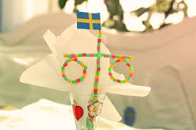 It follows a group of friends who travel to sweden for a festival that occurs once every 90 years. Midsommarstang Till Dukningen Diy Sweden