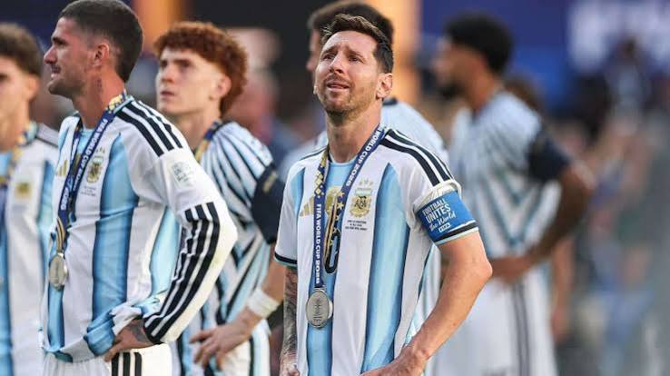 Lionel Messi cai em prantos ap&oacute;s a derrota na final da Copa do Mundo para a Espanha, enquanto o t&eacute;cnico da Argentina, Lionel Scaloni, presta homenagem ao &ldquo;GOAT&rdquo; de 39 anos |
