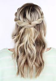 Mittlerweile gibt es sie in ganz verschiedenen varianten. Hairstyle Wedding Guest Semi Open More And More Women Are Looking For A Half Open Bridal Ha Frisur Hochzeit Frisuren Hochzeitsgast Halboffen Abiball Frisuren