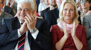 Moskau und die zahlreichen alte städte russlands sind richtiggehende schatzkisten bei tisch in russland wird, die handgelenke auf den tischrand gestützt, mit dem messer in der. Mehr Dialog Gefordert Ministerprasidentin Schwesig Fur Deutsch Russische Beziehung Nordkurier De