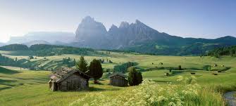 A trip on the ciampinoi cable car, taking in the views from the top station towards the sassolungo, the sciliar and along the val. Ciampinoi Umlaufbahn Hotel Wolkenstein Dolomiten Hotel Solaia
