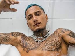 Dynho Alves posta nude durante o banho e empolga internautas