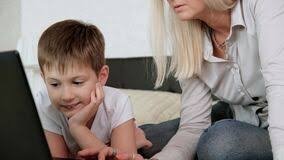 Wann kann ich mit dem deutsch privatunterricht beginnen? Kind Und Seine Mutterstudie Zu Hause Mein Sohn Untersucht Entfernt Privatunterricht Stock Footage Video Von Ergeben Mamma 198774386