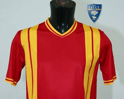 Vuoi acquistare maglia lecce poco prezzo, il nostro negozio ha le maglia lecce 2019 2020 più recenti tra cui scegliere. Lecce Contro Il Foggia Con La Maglia Del 1975 Quella Del Triplete Telerama News