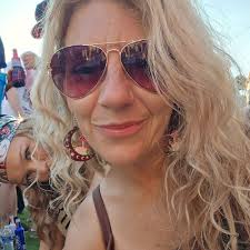 Can someone whiten the bottom of her shoes and smooth out her hair in a  photo?