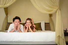 室内で撮る ホテルの客室で撮影する結婚写真 bless ishigaki 前撮り ポーズ ウェディングフォト ポーズ ウェディング フォト ビーチ