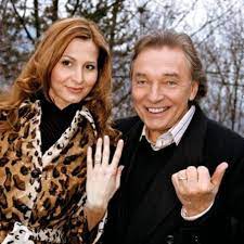 Dušičky na místě posledního odpočinku ivana gottová vystudovala střední zdravotnickou školu v opavě, načež se chtěla pustit do studia herectví, při přijímacích zkouškách na jamu a damu. Who Is Ivana Gottova Dating Ivana Gottova Boyfriend Husband