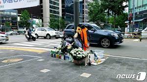 서울 강남구 선릉역 인근 도로에서 배달 오토바이 운전자가 화물차에 치여 숨지는 사고가 발생했다.서울 수서경찰서는 26일 오전 11시 30분께 선릉역. Dxblvuu3yqmavm