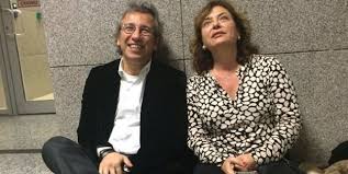 Onları adalet varmış gibi yapma oyunuyla başbaşa bırakıp bu dönemi ve bu dönemin kuklalarını, belgeselle, kitapla, filmle. Can Dundar In Esi Dilek Dundar Firar Etti