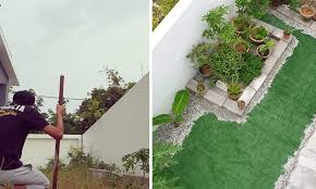 Kemudian hamparkan rumput tiruan tadi. Pasang Sendiri Rumput Karpet Tiruan Nampak Macam Ori Bajet Begini Cara Lelaki Ni Kongsi Keluarga