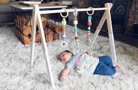 Grundstücksbegrenzung, sichtschutz oder teil der gartengestaltung, ein zaun ist nicht nur zweckmäßig, sondern kann auch optisches highlight bei der gestaltung der grünfläche werden. Baby Spielbogen Selber Machen Die Anleitung
