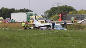 Een vliegtuig is vanochtend na een heftige noodlanding in een greppel terechtgekomen langs de a50 bij apeldoorn. U5xbaugm5irv1m