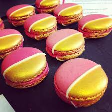 Macarons Bicolores Cake