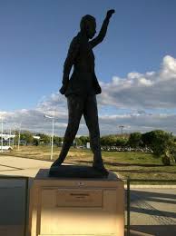En 2008, georges frêche lui demande de réaliser dix statues de bronze de 3,3 m de haut représentant des grands hommes du xxe siècle, selon un cahier des charges qui suscite une vive polémique : Place Des Grands Hommes Photo De Odysseum Montpellier Tripadvisor