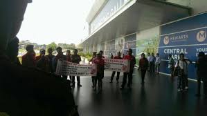 Cara yang lazim digunakan untuk perhitungan gaji karyawan yang masuk tengah bulan adalah dengan menggunakan metode pro rata atau hitung. Goriau Tuntut Gaji Selama 3 Bulan Ratusan Karyawan Meikarta Unjuk Rasa