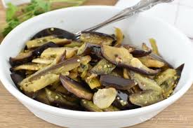 Le melanzane in agrodolce sono un contorno fresco e sfizioso, ideale per l'estate, per accompagnare secondi di carne, di melanzane in agrodolce. Melanzane In Agrodolce Ricetta Contorno O Antipasto In Padella Ricette Ricette Contorni Idee Alimentari