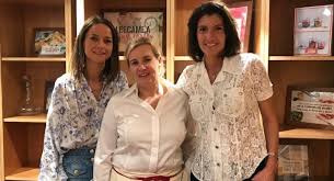 The brigade is active in the kitchen and the room is buzzing with lively conversations. Christine Afflelou Lance Un Top Chef Pour Amateurs Avec Helene Darroze Jeremy Page Et Cyril Lignac
