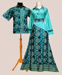 Model baju sasirangan di bawah ini merupakan perpaduan antara kain sasirangan dan kain polos yang dijahit sedemikian rupa sehingga terlihat sangat keren. Model Baju Batik Sasirangan Pria