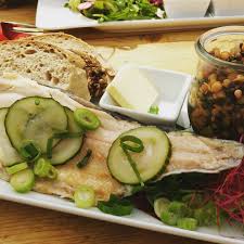 Am Hafen Sitzen Fisch Essen Und Schiffe Gucken Kiel Hafen In 2020 Fisch Essen Essen Hafen