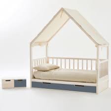 I letti con contenitore sono una soluzione pratica per organizzare e sfruttare con intelligenza uno spazio che sarebbe altrimenti sprecato. Cassettone Contenitore Rialzo Letto Montessoriano