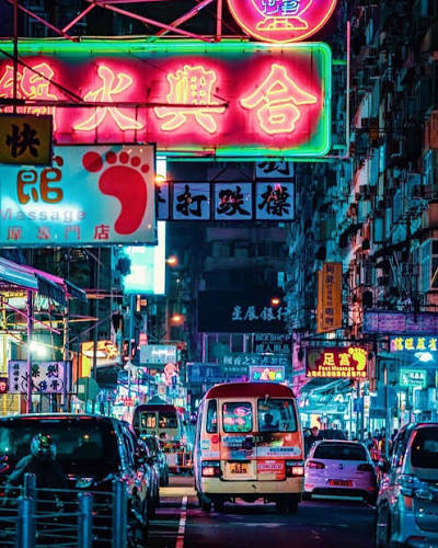 Hong Kong nights are like neon dreams!🥰✨ 💡The streets of Hong Kong come alive at night, bathed in neon lights. The city's skyline is ablaze with color, and the streets are bustling
