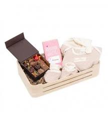 Ensemble De Naissance Pour Fille Avec Chocolats Body Chapeau Et Hochet Cadeau Bebe Garcon Panier Cadeau Paniers Cadeaux Anniversaire