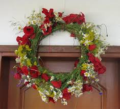 Στην αρχαιότητα θεωρούσαν πως το πρωτομαγιάτικο στεφάνι φέρνει τύχη και ευφορία και πολύ συχνά χρησιμοποιούσαν κλαδιά ελιάς για να το φτιάξουν. Prwtomagia 9o Dhmotiko Sxoleio Korydalloy