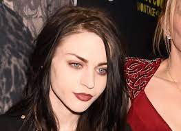 Kurt cobain&courtney love, their daughter frances bean cobain and sinéad o'connor at the mtv video music awards (1993). So Beruhrend Gedenkt Frances Bean Ihres Toten Vaters Kurt Cobain