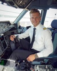 15 6b Begenme 590 Yorum Instagram Da Patrick First Officer Pilotpatrick Ciao From Bella Italia Berg Men In Uniform Instagram Family Female Pilot