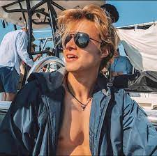 Find out about the actor who plays jj in rudy pankow's wiki. Jj Rudy Pankow Outer Banks Pankow Outer Banks The Pogues