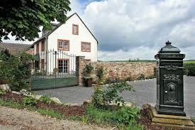 Genießen sie ein paar erholsame tage mit einmaligem blick auf zell und seine flusslandschaft. Haus Zum Verkauf 56856 Rheinland Pfalz Zell Mosel Mapio Net