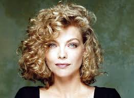 Michelle pfeiffer whipped the heads off those four mannequins in one take to thunderous applause from the batman returns crew, he wrote along with the video, which has amassed nearly 1.5 million views in just four hours. Michelle Pfeiffer Bra Size Age Weight Height Measurements