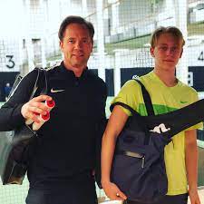 Hon har släppt 9 solo album, spelat stora biografi. Charlotte Perrelli Var Sporttokiga Familj Ikvall Korde Anders Och Angelo Tennis Medan Alessio Tog Privatlektion Det Ar Tennis For Nagon Nagra Varje Dag Dar Utover Fotboll Hockey Paddel Bordtennis Utforsakning Langdakning