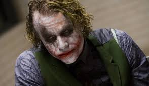 Tales dificultades lo llevaron a buscar ayuda médica , que a su vez lo su familia desmintió que el interpretar al joker en the dark knight le haya provocado de presión, como se dijo en los primeros meses tras su muerte. Asi Construyo Heath Ledger El Mejor Joker De La Historia