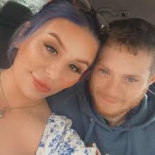 Amanda Dineley's Instagram, Twitter & Facebook