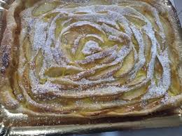 La torta strudel di mele (dal tedesco strudel=vortice) è la versione facile e veloce del classico strudel di mele del trentino alto adige. Ricetta Torta Sfoglia Di Mele E Miele Dolcidee
