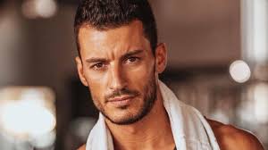 He was born in 1980s, in millennials generation. Video Ruben Rua Adere Ao Desafio Do Papel Higienico