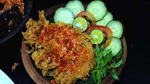 Terbuat dari ayam yang digoreng menggunakan tepung renyah atau crispy, kemudian digeprek dengan sambal mentah campuran cabai rawit merah, bawang putih, garam dan sedikit gula, membuat ayam geprek. Resep Ayam Geprek Bensu Sederhana Enak Dan Praktis Dunia Asa Wisata Dan Kuliner
