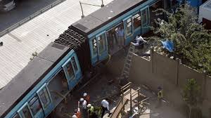 Reglamento de la ley de movilidad. Espectacular Accidente En El Metro De Santiago De Chile Rtve Es