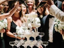 Fascinated by the mysterious and affluent jay gatsby, his neighbor nick carraway bears witness to the man's obsessive love and spiral into tragedy. 22 Great Gatsby Wedding Ideas For The New Roaring 20s Weddingwire