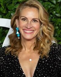 Julia Roberts looked great in pink at a movie premiere 🤗😻The actress  rocked a cool outfit with shorts and silver shoes. The star showed off her  slim legs😋 Julia's photos from the