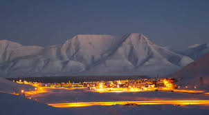 Longyearbyen non è certo quello che si potrebbe definire un bel paese, sorge alle porte di una vecchia miniera che ha dato lavoro a parecchia gente. Longyearbyen Norway Readers Ride