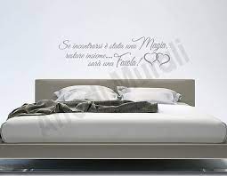 Adesivi murali con questi wall stickers sono realizzati con vinile adesivo di ottima qualità intagliato e prespaziato, senza alcuna plastica trasparente come sfondo, lo sfondo sarà il tuo. Adesivi Murali Frase Camera Da Letto Decorazioni Arredo