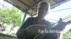 Tikar pandan tergolong kerajinan tangan yang membutuhkan waktu lama untuk menganyamnya. Penghasilan Minim Pengrajin Tikar Pandan Di Pengampon Jombang Masih Bertahan Fakta Jombang